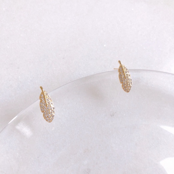 Golden leaf 🍃 stud earrings - Picture 2 of 6